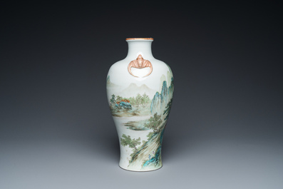 Vase de forme 'meiping' en porcelaine de Chine famille verte, R&eacute;publique