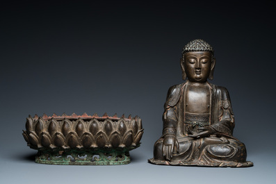 Grand Bouddha sur tr&ocirc;ne de lotus en bronze dor&eacute;, Sino-Tibet, Ming