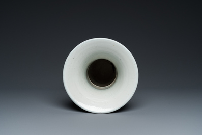 Een ongewone Chinese blauw-witte 'yenyen' vaas met antiquiteiten, Kangxi