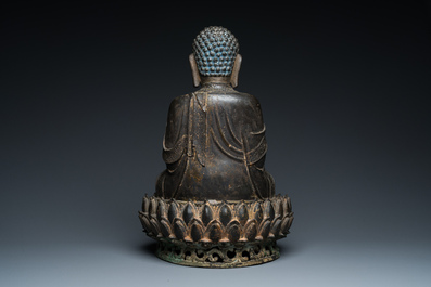 Een grote Sino-Tibetaanse vergulde bronzen Boeddha op lotustroon, Ming
