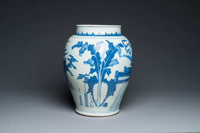 Vase en porcelaine de Chine en bleu et blanc &agrave; d&eacute;cor d'un qilin et d'un ph&eacute;nix, &eacute;poque Transition