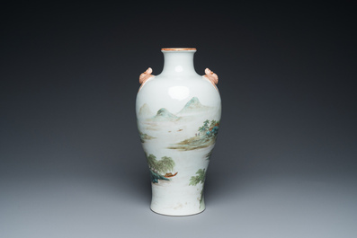 Vase de forme 'meiping' en porcelaine de Chine famille verte, R&eacute;publique