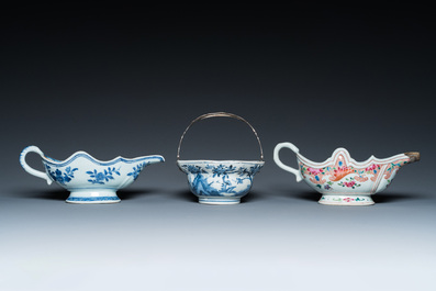 Verseuse couverte, bol &agrave; anse en argent et deux sauci&egrave;res en porcelaine de Chine, Kangxi/Qianlong