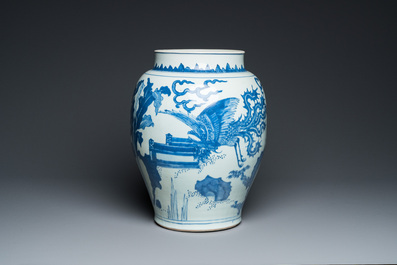 Vase en porcelaine de Chine en bleu et blanc &agrave; d&eacute;cor d'un qilin et d'un ph&eacute;nix, &eacute;poque Transition