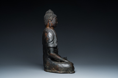 Een grote Sino-Tibetaanse vergulde bronzen Boeddha, Ming