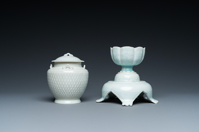 Un vase couvert en porcelaine de Chine qingbai et un bol sur support, Song ou post&eacute;rieur