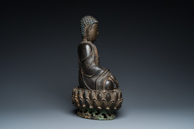 Grand Bouddha sur tr&ocirc;ne de lotus en bronze dor&eacute;, Sino-Tibet, Ming