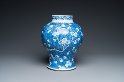 Vase en porcelaine de Chine en bleu et blanc &agrave; d&eacute;cor de fleurs de prunus, Kangxi