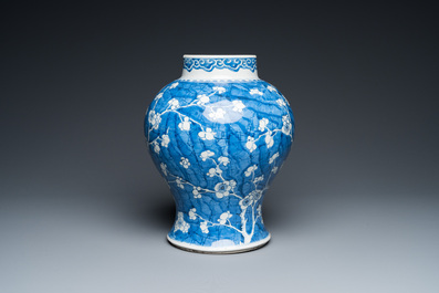 Vase en porcelaine de Chine en bleu et blanc &agrave; d&eacute;cor de fleurs de prunus, Kangxi