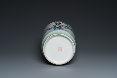 A Chinese famille rose vase with a beauty, signed Dai Ronghua 戴榮華, 20th C.