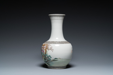 Vase de forme bouteille en porcelaine de Chine famille rose, marque de Qianlong, R&eacute;publique