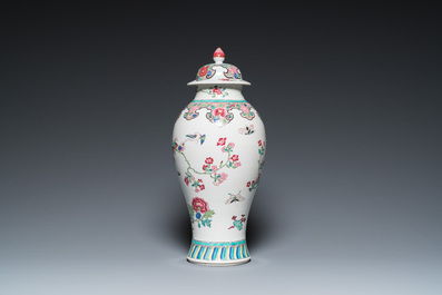 Een paar Chinese blauw-witte schotels en een Samson famille rose vaas, Qianlong en 19e eeuw