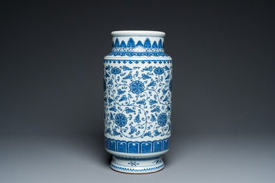 Vase en porcelaine de Chine en bleu et blanc &agrave; d&eacute;cor de rinceaux de fleurs, probablement Qianlong