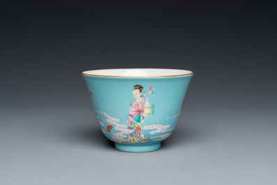 Bol en porcelaine de Chine famille rose &agrave; fond turquoise, marque et possiblement &eacute;poque de Yongzheng