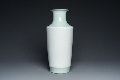 Vase en porcelaine de Chine famille rose &agrave; d&eacute;cor d'une belle femme, sign&eacute; Dai Ronghua 戴榮華, 20&egrave;me