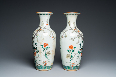 Paire de vases en porcelaine de Chine famille verte &agrave; fond craquel&eacute;, 19&egrave;me