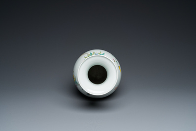 Vase en porcelaine de Chine famille rose &agrave; d&eacute;cor floral, marque de Qianlong, 19/20&egrave;me
