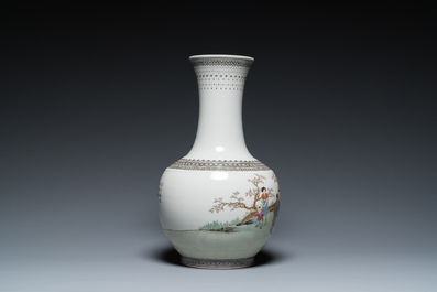 Vase de forme bouteille en porcelaine de Chine famille rose, marque de Qianlong, R&eacute;publique