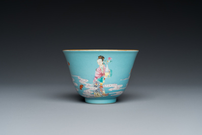 Bol en porcelaine de Chine famille rose &agrave; fond turquoise, marque et possiblement &eacute;poque de Yongzheng