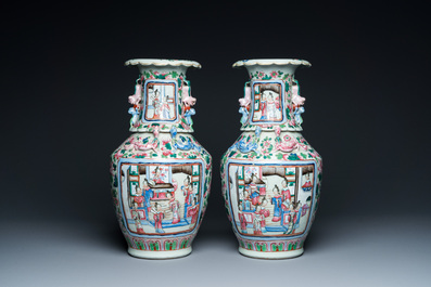 Paire de vases en porcelaine de Chine famille rose &agrave; d&eacute;cor de sc&egrave;nes de cour, 19&egrave;me