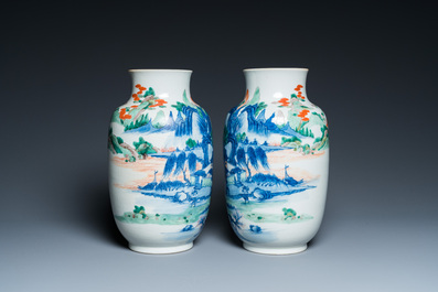 Paire de vases en porcelaine de Chine famille verte &agrave; d&eacute;cor de paysages, marque de Yongzheng, 19/20&egrave;me