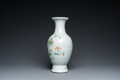 Een Chinese famille rose vaas met floraal decor, Qianlong merk, 19/20e eeuw