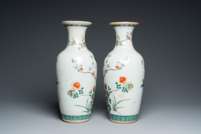 Paire de vases en porcelaine de Chine famille verte &agrave; fond craquel&eacute;, 19&egrave;me