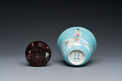 Bol en porcelaine de Chine famille rose &agrave; fond turquoise, marque et possiblement &eacute;poque de Yongzheng