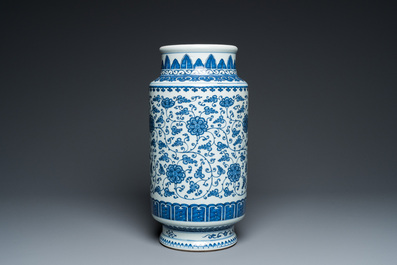 Vase en porcelaine de Chine en bleu et blanc &agrave; d&eacute;cor de rinceaux de fleurs, probablement Qianlong