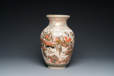 Vase en porcelaine Satsuma &agrave; d&eacute;cor de guerriers, lettr&eacute;s et musiciens, Japon, Meiji, 19&egrave;me