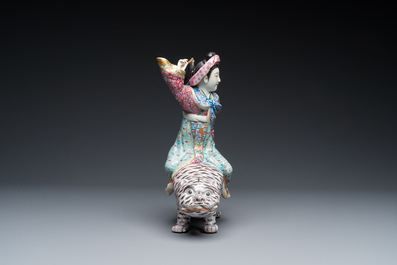 Groupe en porcelaine de Chine famille rose &agrave; d&eacute;cor d'un tigre et son cavalier, 19/20&egrave;me