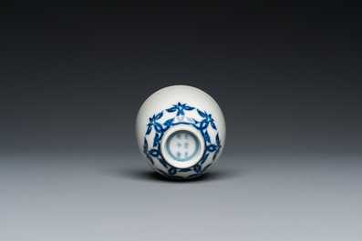 A Chinese blue and white cup with floral design, Kangxi mark, 19/20th C.