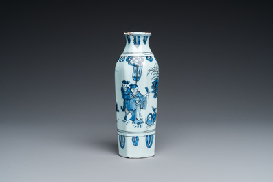 Een Delftse blauw-witte octagonale chinoiserie vaas, 17e eeuw