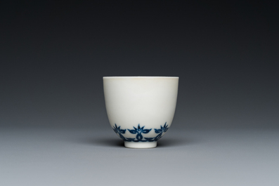 Een Chinese blauw-witte beker met floraal decor, Kangxi merk, 19/20e eeuw