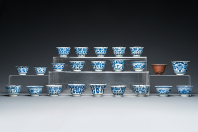 23 tasses et 17 soucoupes en porcelaine de Chine en bleu et blanc, 19&egrave;me