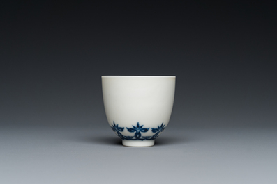 Een Chinese blauw-witte beker met floraal decor, Kangxi merk, 19/20e eeuw