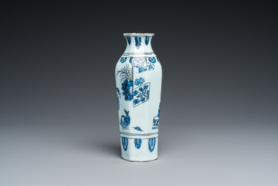 Een Delftse blauw-witte octagonale chinoiserie vaas, 17e eeuw