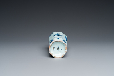 Een Delftse blauw-witte octagonale chinoiserie vaas, 17e eeuw