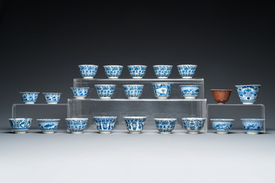 23 Chinese blue and white cups and 17 saucers, 19th C.