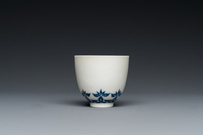 Een Chinese blauw-witte beker met floraal decor, Kangxi merk, 19/20e eeuw