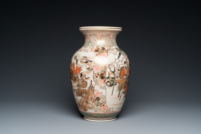 Vase en porcelaine Satsuma &agrave; d&eacute;cor de guerriers, lettr&eacute;s et musiciens, Japon, Meiji, 19&egrave;me