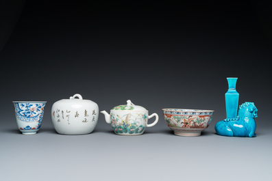 Een diverse collectie Chinees famille rose en monochroom porselein, 18/20e eeuw