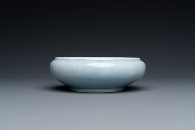 Lave-pinceaux en porcelaine de Chine en bleu de lavande monochrome, marque de Kangxi, 19&egrave;me
