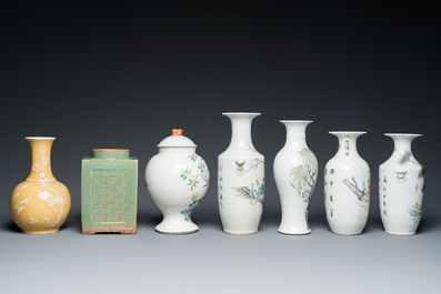 Een diverse collectie Chinees famille rose en monochroom porselein, 18/20e eeuw