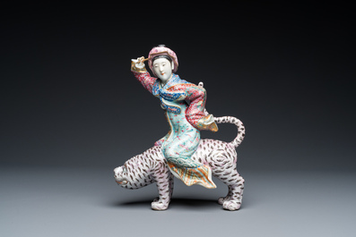 Groupe en porcelaine de Chine famille rose &agrave; d&eacute;cor d'un tigre et son cavalier, 19/20&egrave;me