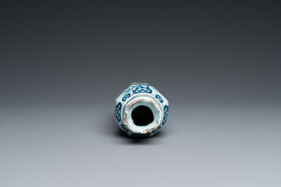 Vase de forme octagonale &agrave; d&eacute;cor chinois en fa&iuml;ence de Delft en bleu et blanc, 17&egrave;me