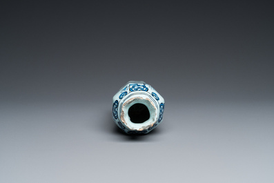 Een Delftse blauw-witte octagonale chinoiserie vaas, 17e eeuw