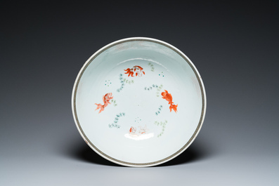 Grand bol en porcelaine de Chine famille rose &agrave; d&eacute;cor de femmes et d'enfants jouant, Yongzheng