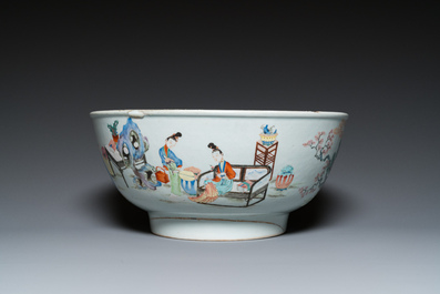 Grand bol en porcelaine de Chine famille rose &agrave; d&eacute;cor de femmes et d'enfants jouant, Yongzheng