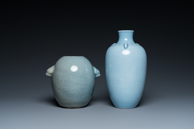 Deux vases en porcelaine de Chine en bleu monochrome, un &agrave; marque de Yongzheng, 19/20&egrave;me